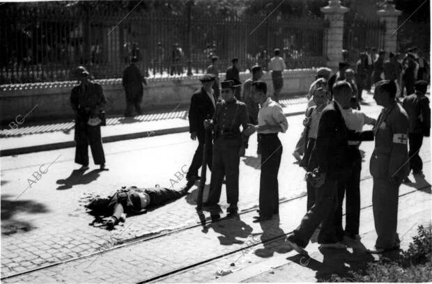 El teniente de guardia del regimiento de caballería que se Rebeló contra el...