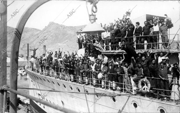 Los Marinos Saludando, al entrar la proa del buque al puerto de Cartagena,...