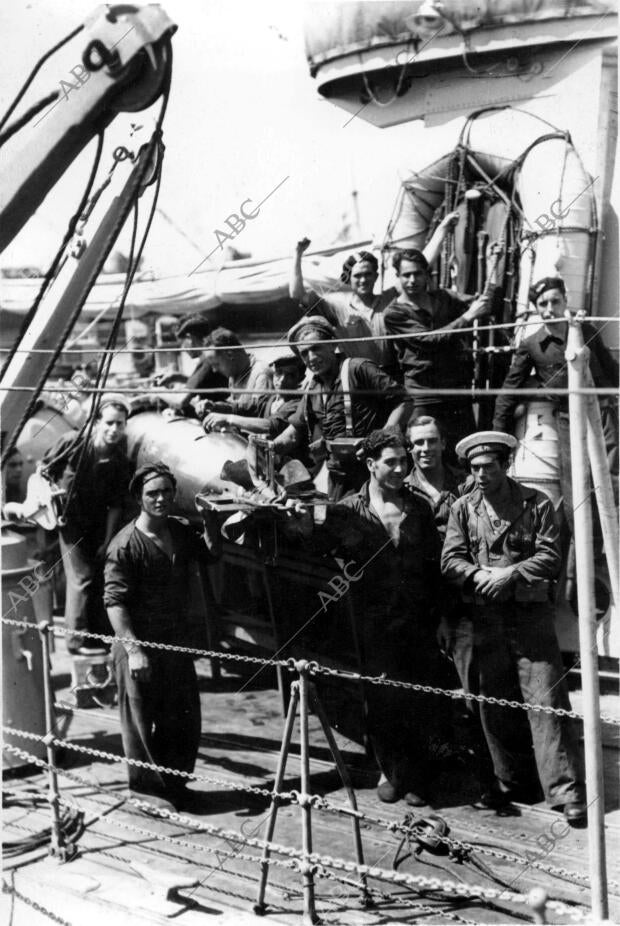 Marinos del almirante miranda Preparando un torpedo para ser lanzado sobre...