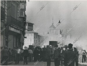 Guerra civil, las calles cercanas a Zocodover llenas de milicianos repulicanos y...