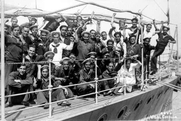 Marineros Del "almirante Antequera" y Milicianos Catalanes, Marchando A luchar...