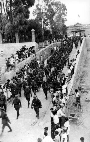 Fuerzas de la guarnición de Cartagena, Desfilando A su salida del cuartel de...