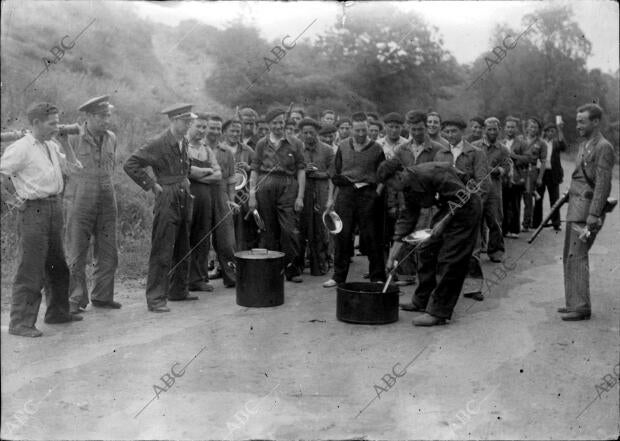 Cocineros Preparando el rancho en el frente de Ochandiano (Álava)