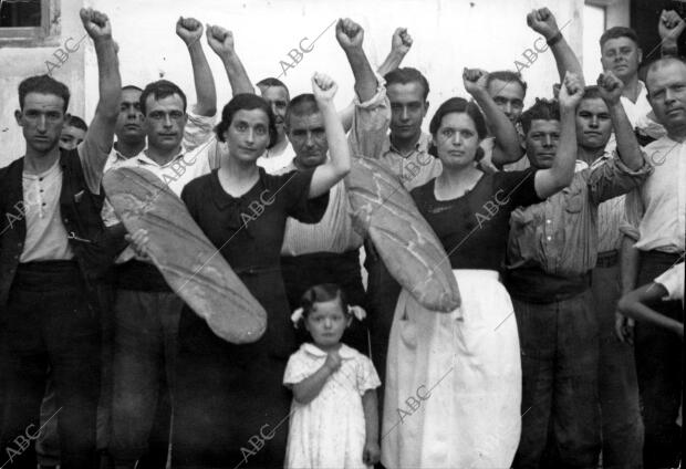 Dos Mujeres que Confeccionaron estos Gigantescos Panes para los Milicianos que...