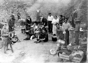 Las Milicias Preparando el rancho en el frente de Ochandiano