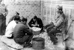 Soldados preparando la comida para una de las columnas que luchaban en el frente...