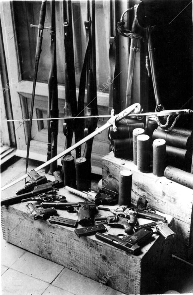 Bombas, armamento y Municiones Hallados en el domicilio del jefe regional de las...