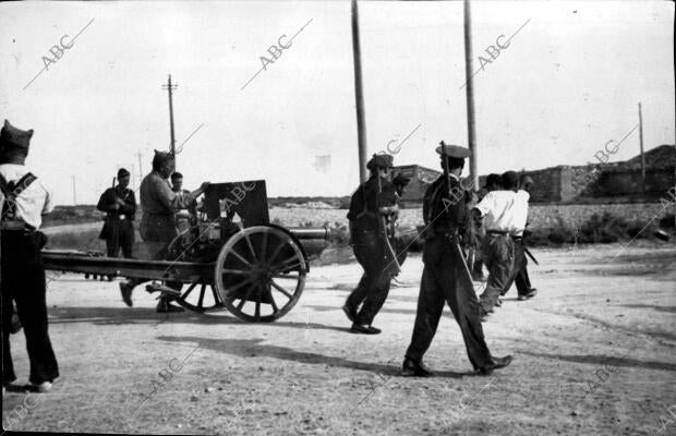 Soldados Republicanos Transportando una batería para Emplazarla en Osera...