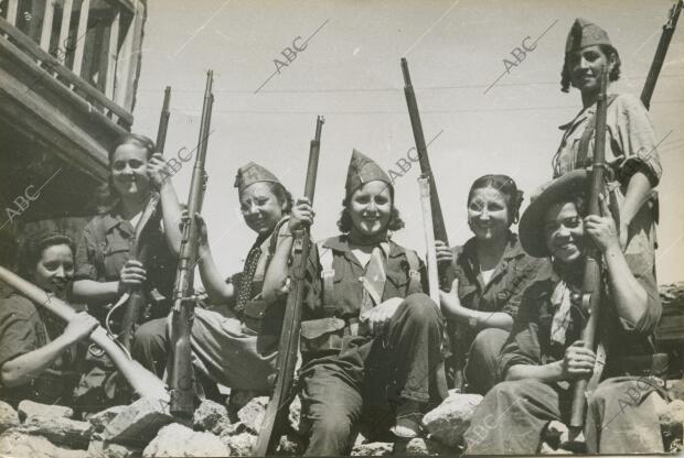 Milicianas del frente extremeño equipadas con su uniforme y armas