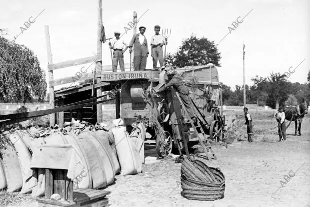 Guerra Civil Española. Los campesinos en sus faenas del campo. En la imagen una...