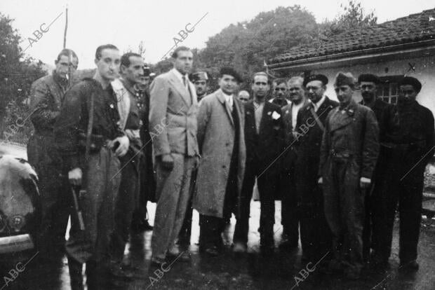 Don Juan de Borbón en el puente internacional de Dancharinea (Navarra)...