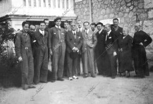 En el centro de la fotografía Aparece don Juan de Borbón, llegado A España por...