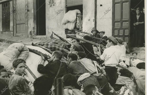 Una gran barricada de una de las calles toledanas hace un intenso fuego contra...