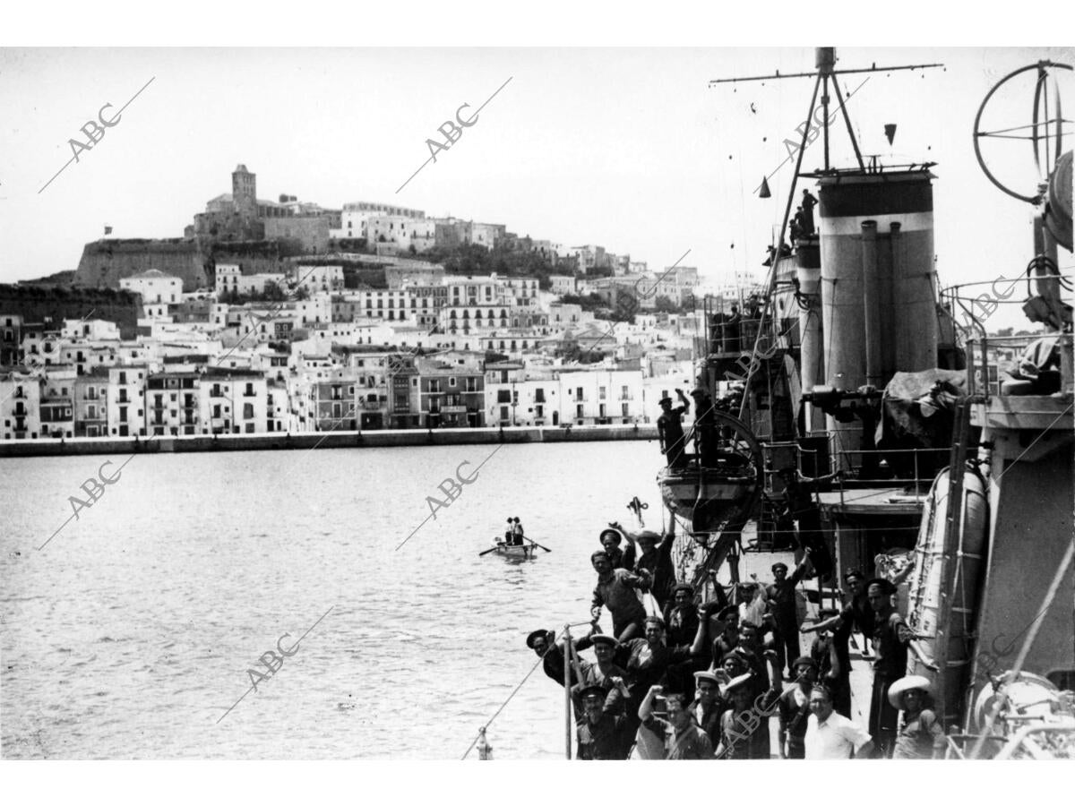 el-buque-de-guerra-almirante-antequera-entrando-en-el-puerto-de