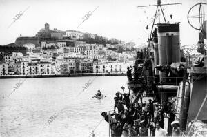 El buque de Guerra "almirante Antequera", Entrando en el puerto de Ibiza,...