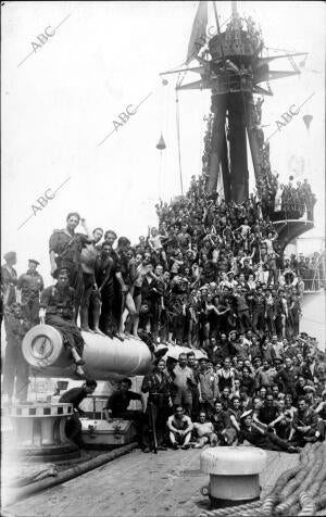 La tripulación Del "Jaime I", Saludando al pueblo de Cartagena, poco después de...