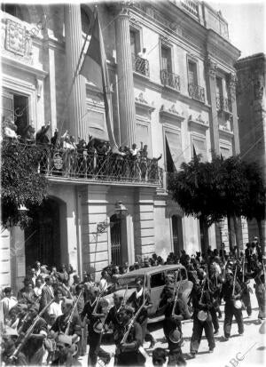 Las Tropas Milicianas Desfilando por la puerta del ayuntamiento de Murcia, para...