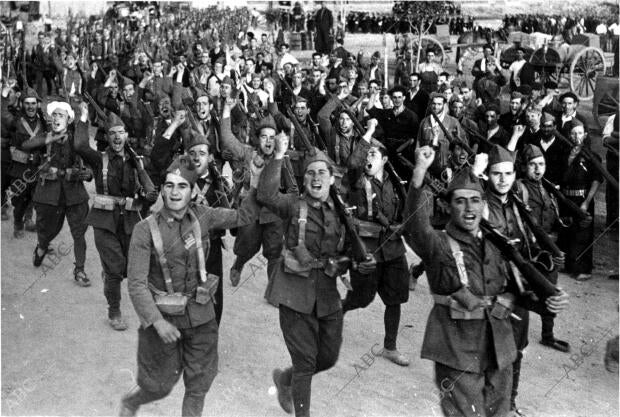 Fuerzas de la columna Mangada, Desfilando en Navalperal (Ávila), ante el mismo...