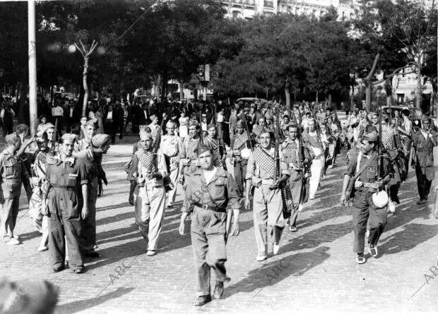 El Batallón "Balas Rojas", de las Milicias de izquierda Republicana, Desfilando...