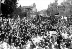 Manifestación de adhesión al régimen Republicano, de la guardia Civil, A su paso...