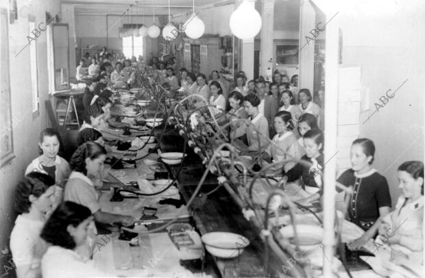 Un taller de Mujeres Madrileñas Dedicadas A planchar la ropa Confeccionada para...