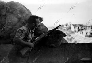 Soldado Vigilando las Posiciones antes de que el mando Ordene Tomarlas