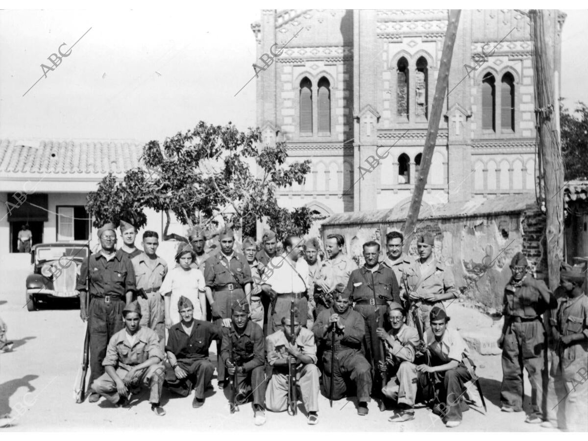 Grupo de Oficiales de la columna Mangada, en la casa de Campo Archivo ABC