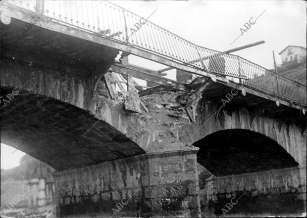 Desperfectos Causados en un puente de ferrocarril por los Disparos de los...