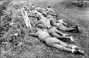 Grupo de Soldados de las Fuerzas Republicanas Disparando contra las Tropas...