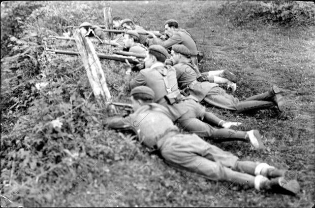 Grupo de Soldados de las Fuerzas Republicanas Disparando contra las Tropas...