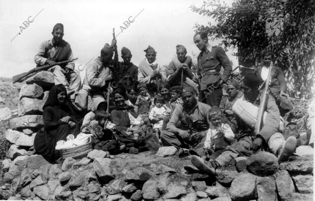 Tropas Republicanas Fraternizan con unas Vecinas de un pueblo de la Sierra de...