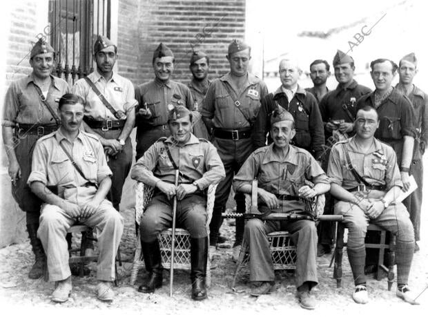 El heroico comandante Castejón Rodeado de unos Soldados Sevillanos