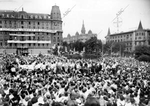 Aspecto que Ofrecía la plaza de Cataluña, de Barcelona, durante un concierto de...