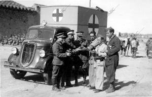 Jefes de la Cruz Roja belga, frente a su camión, entregando en un pueblo del...