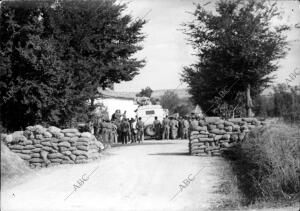 En las Proximidades de los Pueblos Situados en la zona de Guerra, las Carreteras...