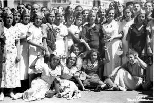 Muchachas del socorro rojo internacional que Postularon por las Calles de...