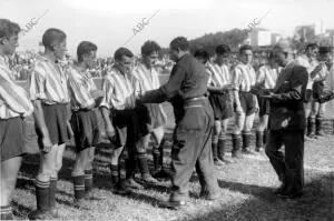 El señor Noreña, en nombre de la entidad Organizadora, entrega A los Futbolistas...