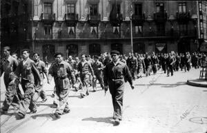 Las Milicias Uniformadas del proletariado en período de Instrucción, Desfilando...