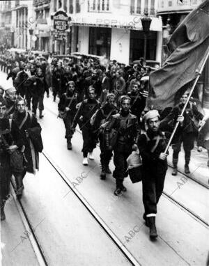 La columna de Trabajadores Administrativos Desfila por las Calles de Valencia,...