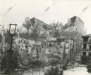 Vista del alcázar de Toledo destruido por los republicanos desde la plaza de...