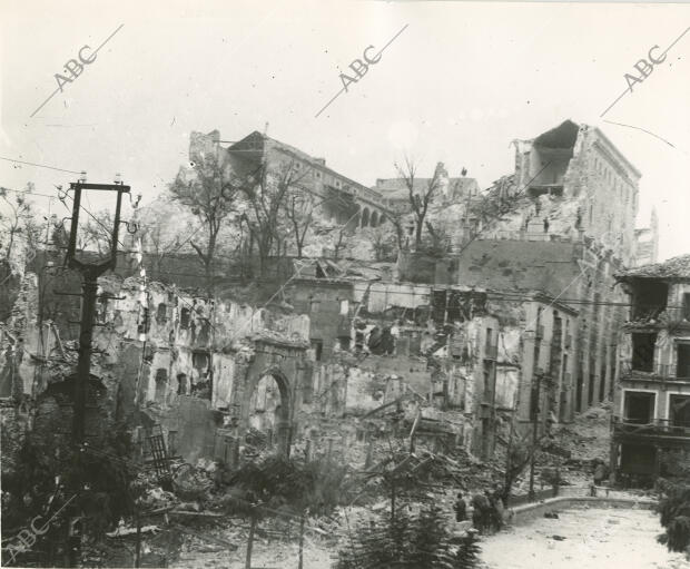 Vista del alcázar de Toledo destruido por los republicanos desde la plaza de...