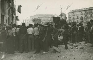 Las milicias republicanas contemplan el bombardeo aéreo sobre la Academia