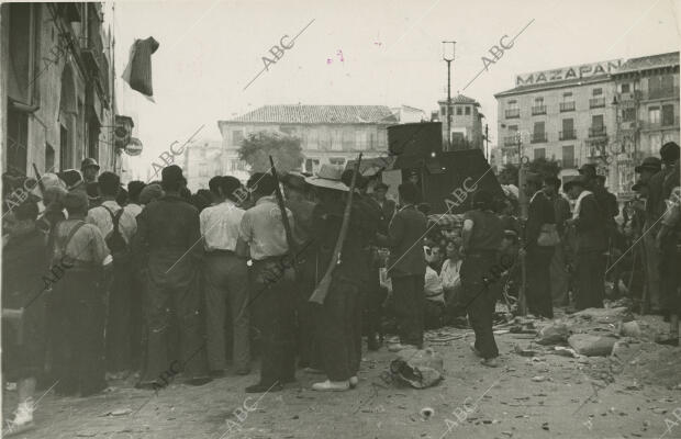 Las milicias republicanas contemplan el bombardeo aéreo sobre la Academia