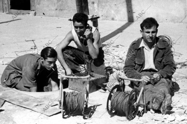 Tendido de Líneas Telefónicas por los Soldados de Ingenieros