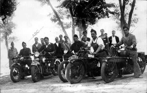 El comandante Gómez y el teniente Rodríguez con Algunos de los Alumnos que se...