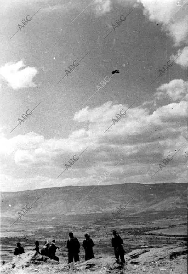 Las Milicias Observan con atención el paso de un Avión, republicano al Parecer,...