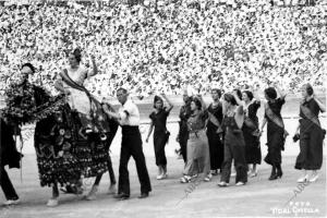 Las Bellezas Falleras Desfilando en la corrida de Toros A beneficio de las...