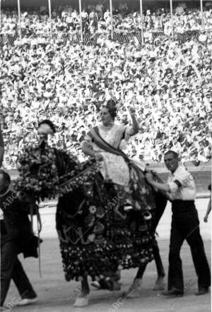 Una Bella valenciana Saludando al Público