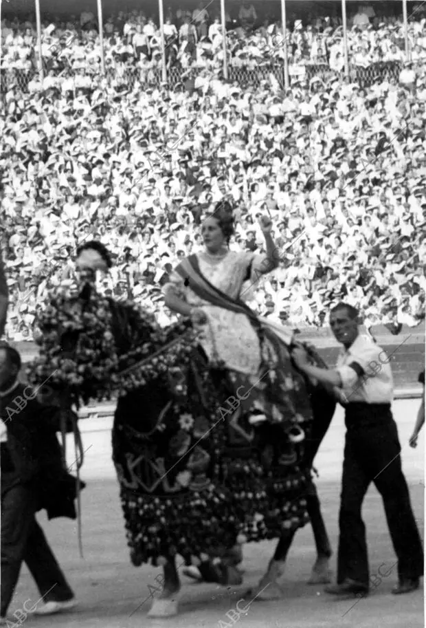 Una Bella valenciana Saludando al Público