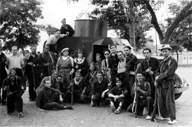 Milicianos y Periodistas junto A un tanque de los que Tomaron parte Activa en...